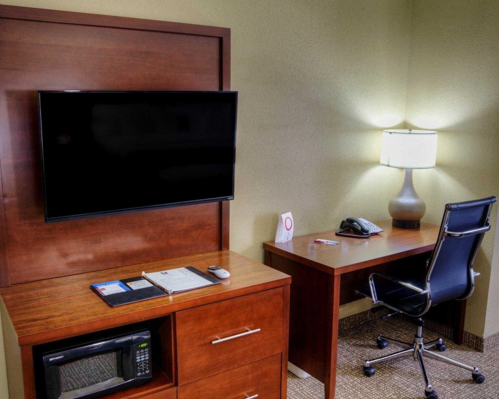 Comfort Suites Plymouth Near Us-30 Exteriör bild