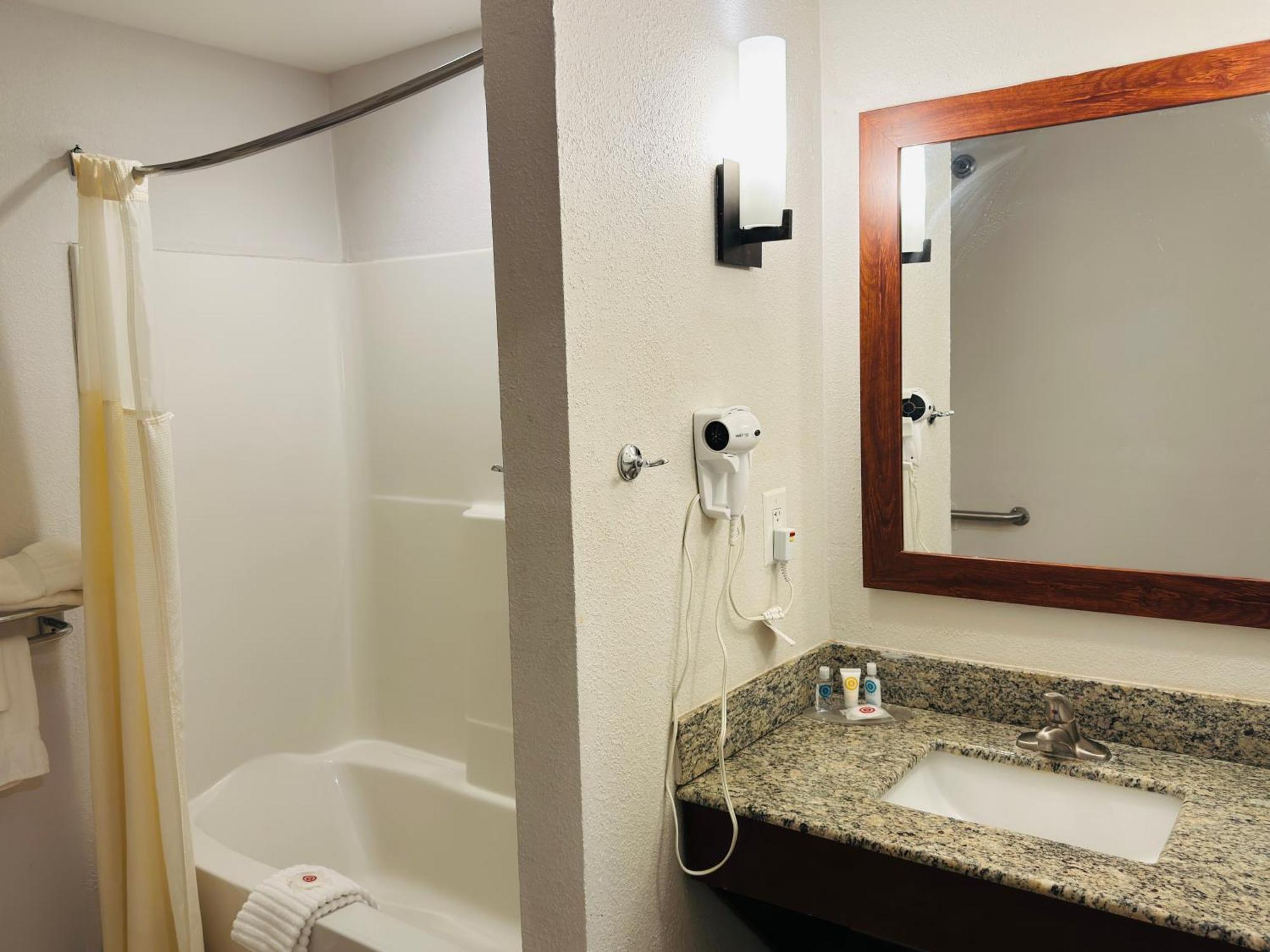 Comfort Suites Plymouth Near Us-30 Exteriör bild