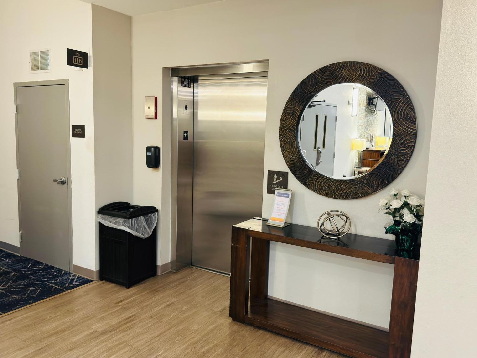 Comfort Suites Plymouth Near Us-30 Exteriör bild