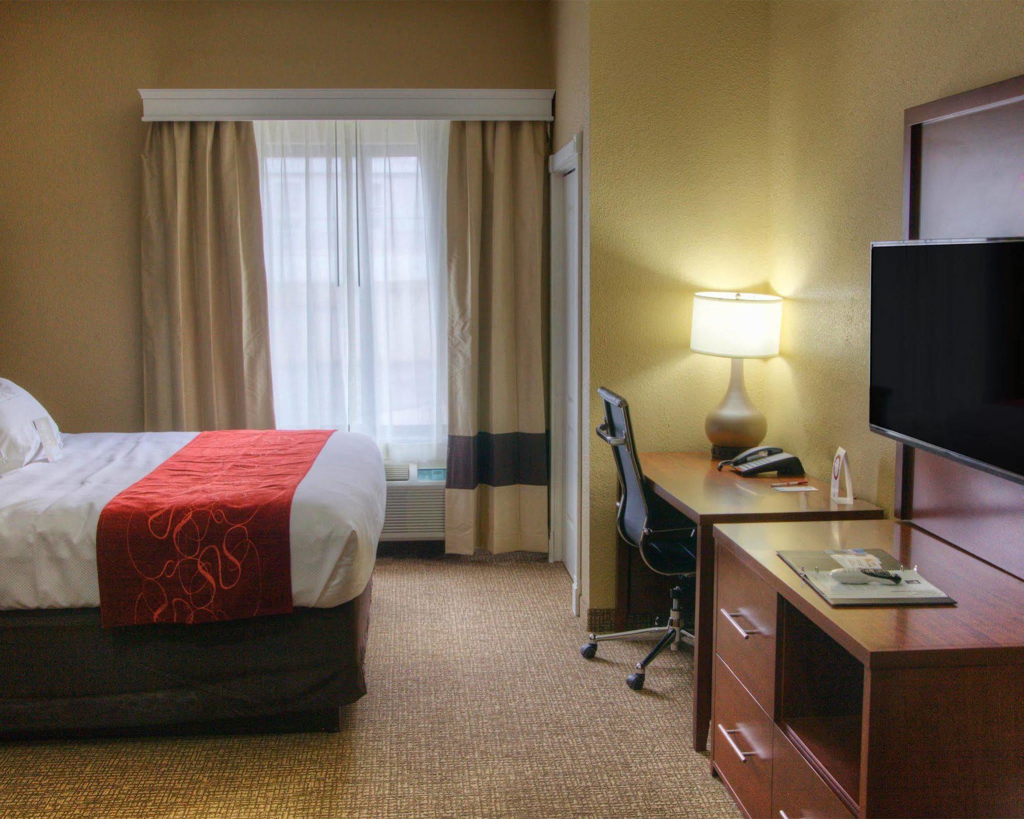 Comfort Suites Plymouth Near Us-30 Exteriör bild